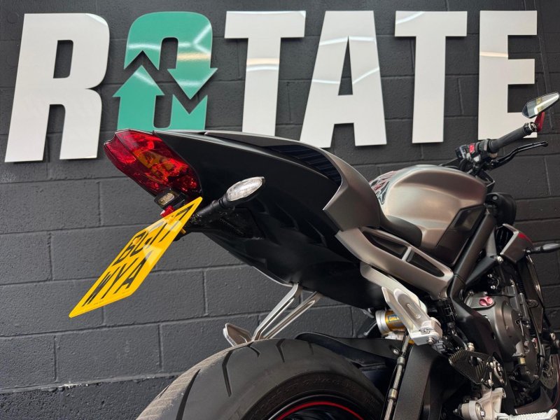 TRIUMPH STREET TRIPLE 765