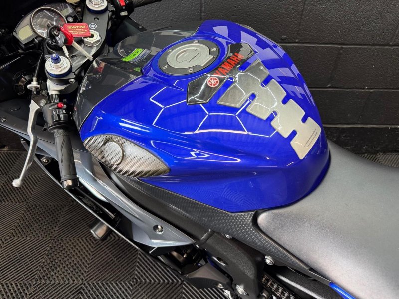 YAMAHA R6