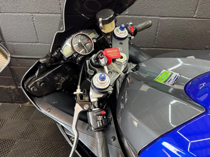 YAMAHA R6