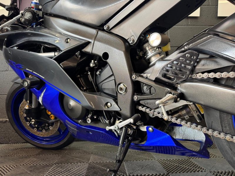 YAMAHA R6