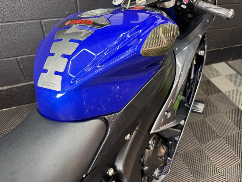 YAMAHA R6