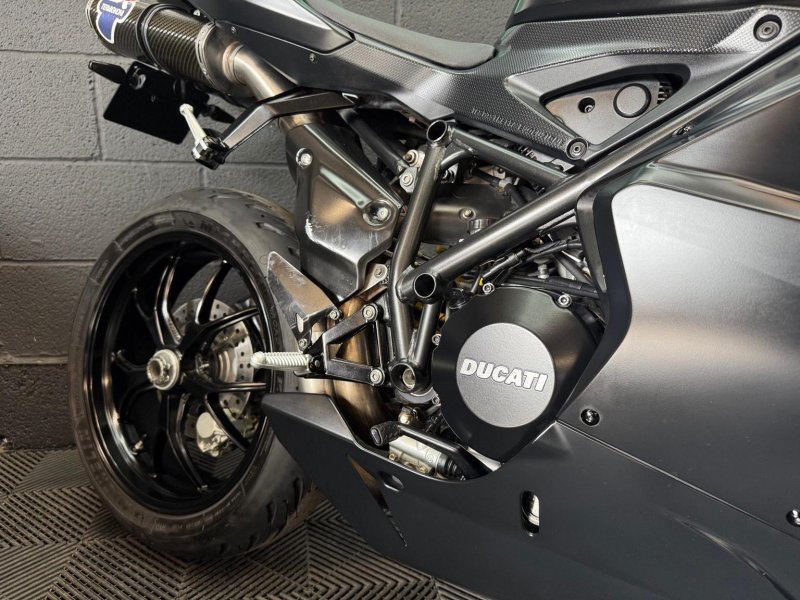 DUCATI 848