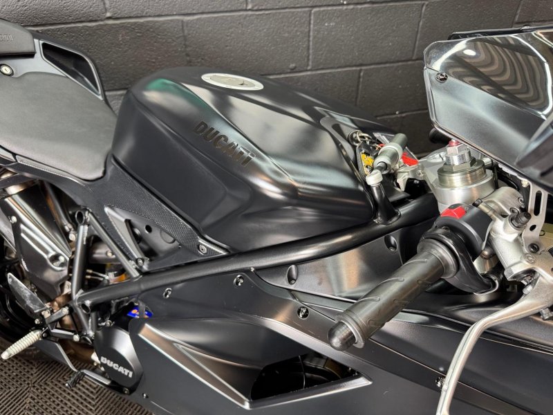 DUCATI 848