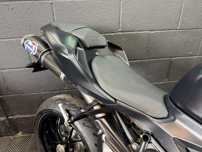 DUCATI 848