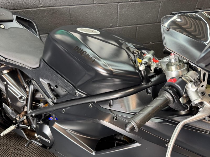 DUCATI 848
