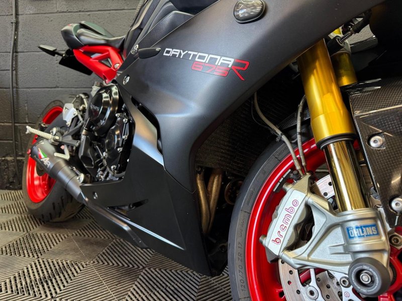 TRIUMPH DAYTONA 675