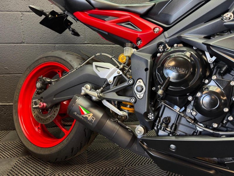TRIUMPH DAYTONA 675