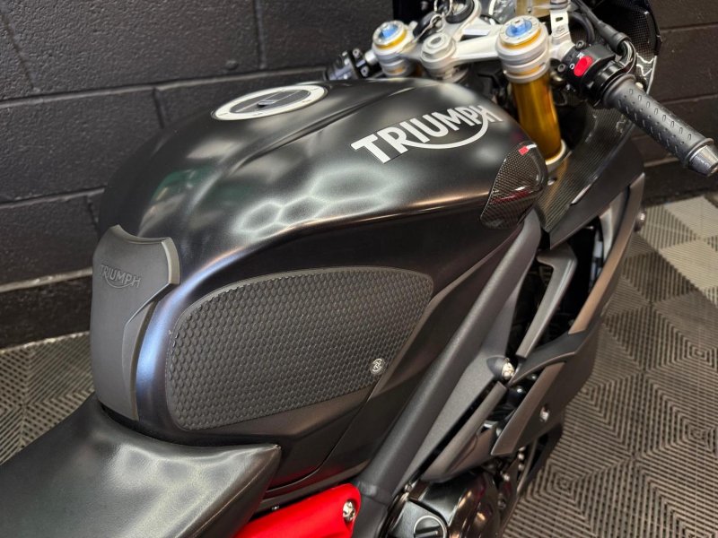 TRIUMPH DAYTONA 675