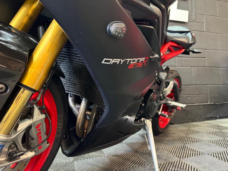 TRIUMPH DAYTONA 675