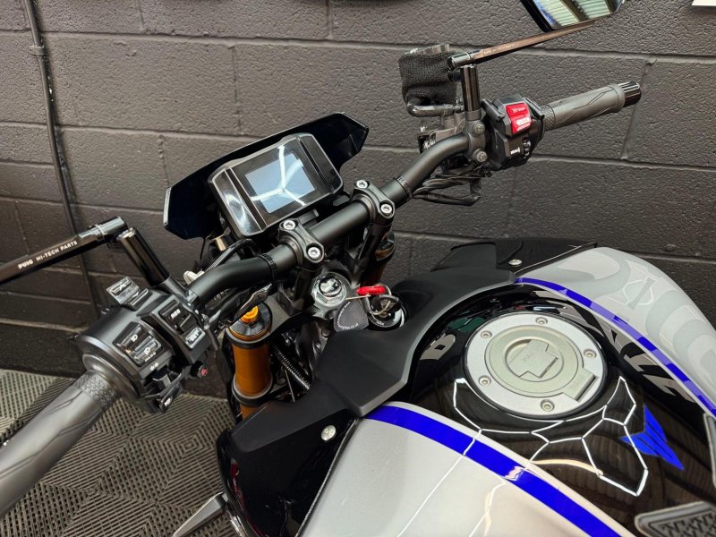 YAMAHA MT-09