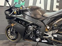 YAMAHA R1