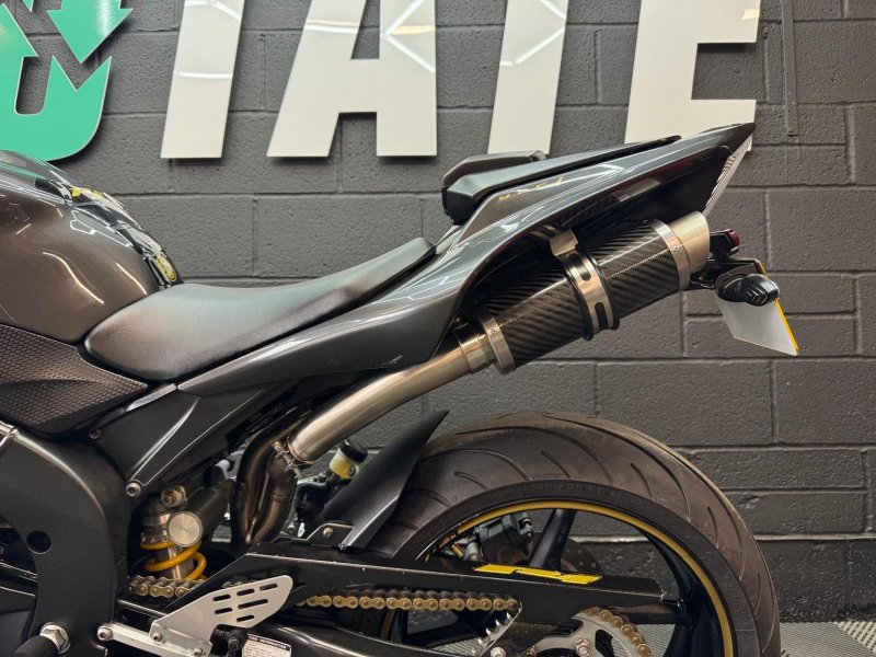 YAMAHA R1