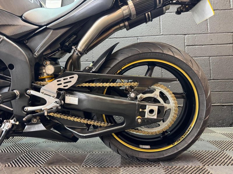YAMAHA R1