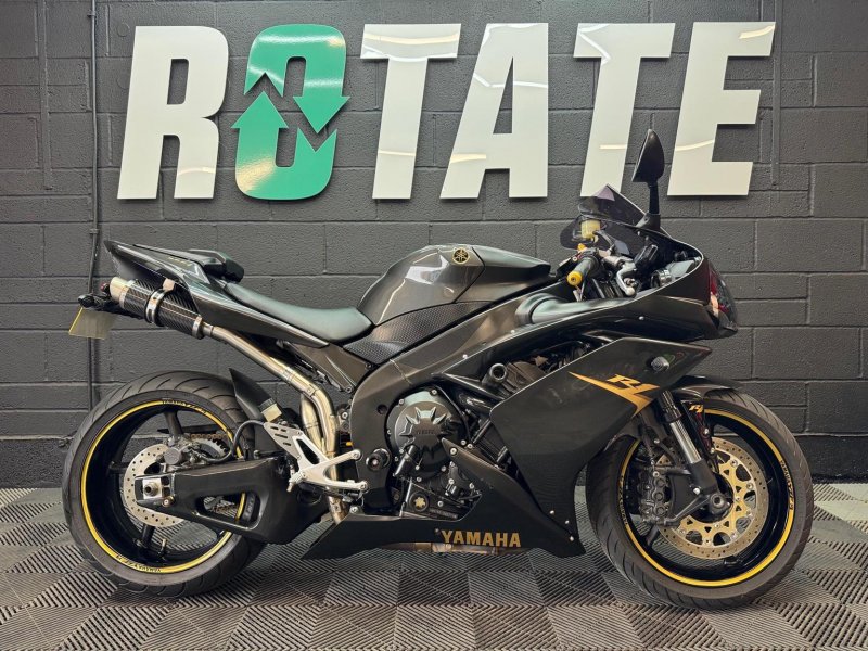 YAMAHA R1