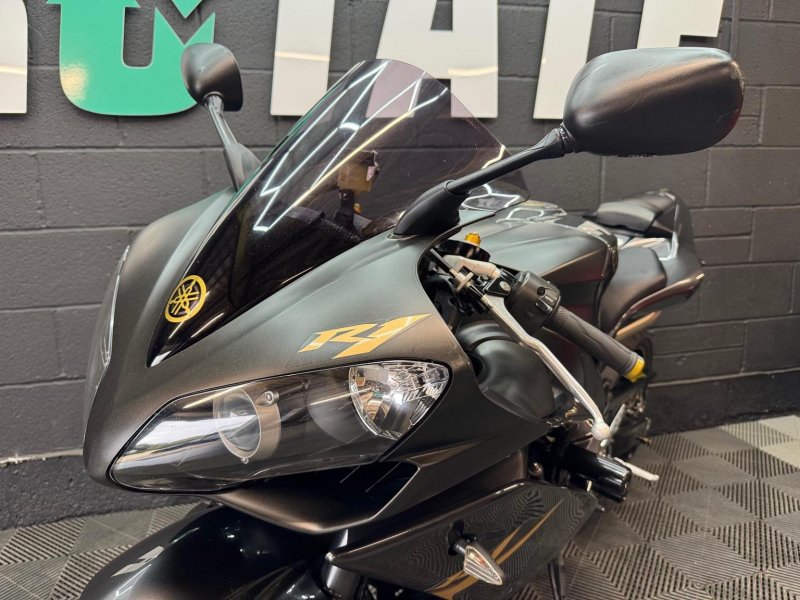 YAMAHA R1