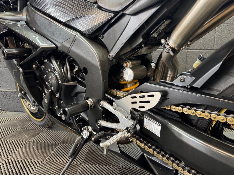 YAMAHA R1