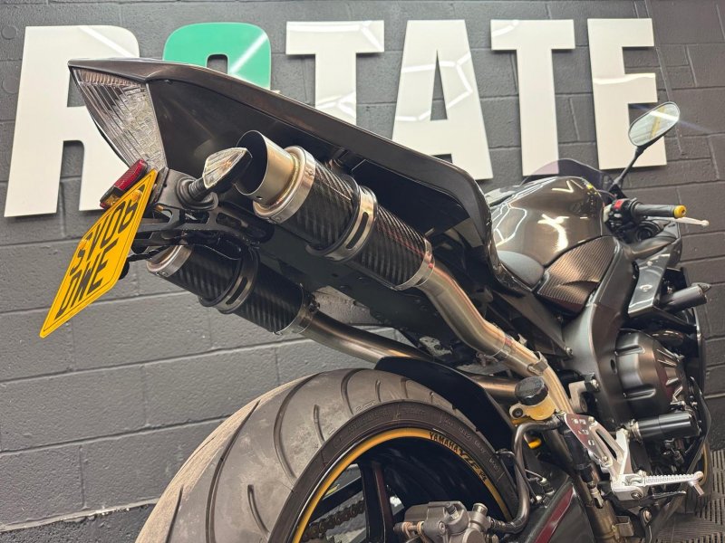 YAMAHA R1