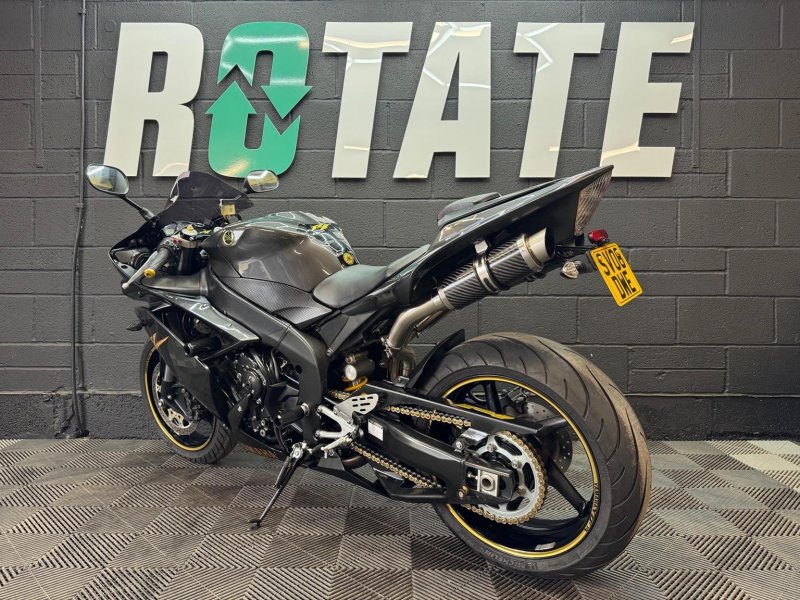 YAMAHA R1
