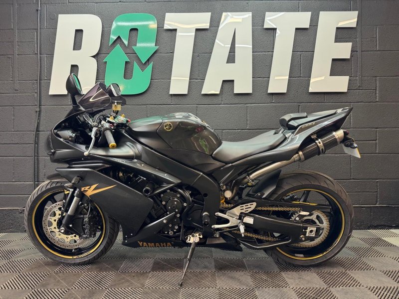 YAMAHA R1
