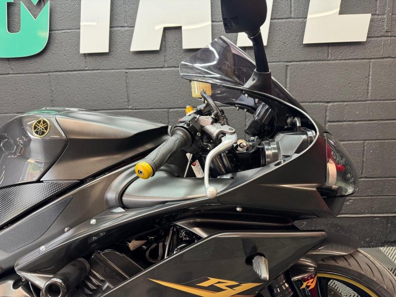 YAMAHA R1