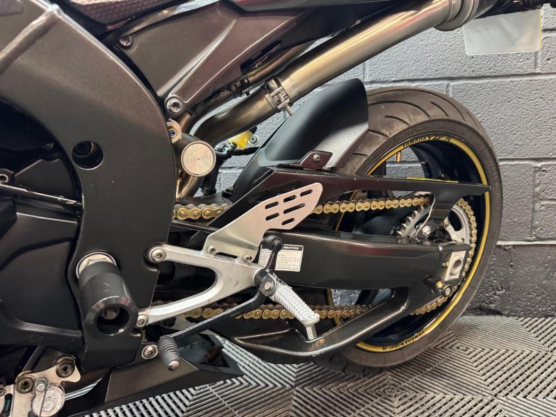 YAMAHA R1