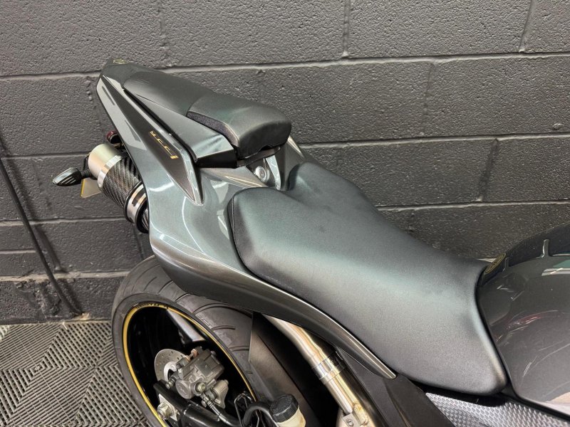 YAMAHA R1