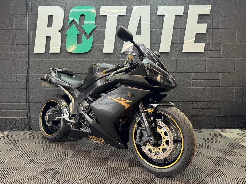 YAMAHA R1