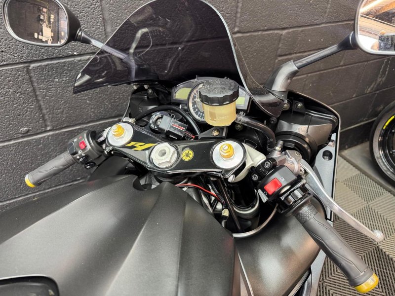YAMAHA R1