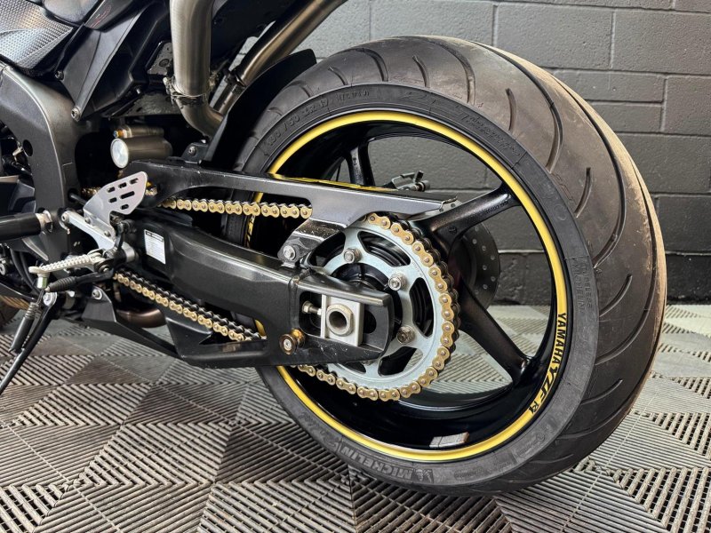 YAMAHA R1