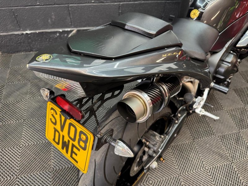 YAMAHA R1