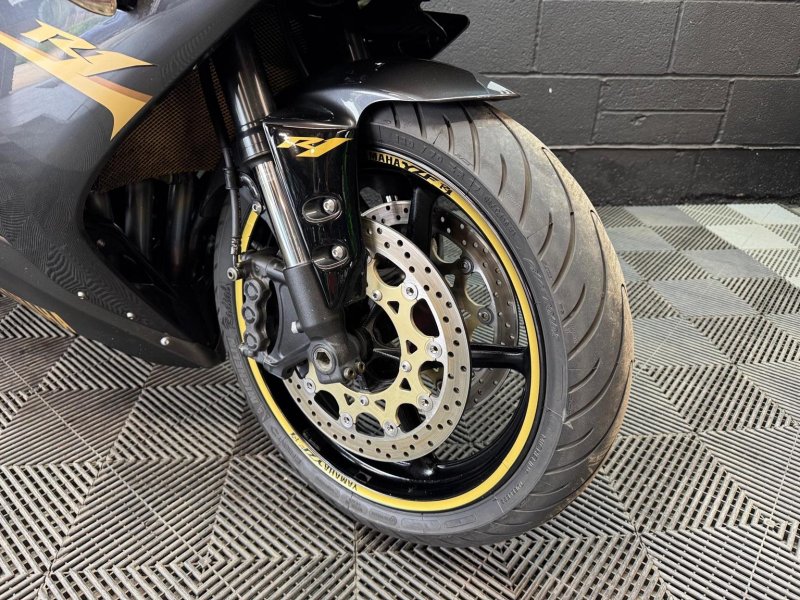 YAMAHA R1