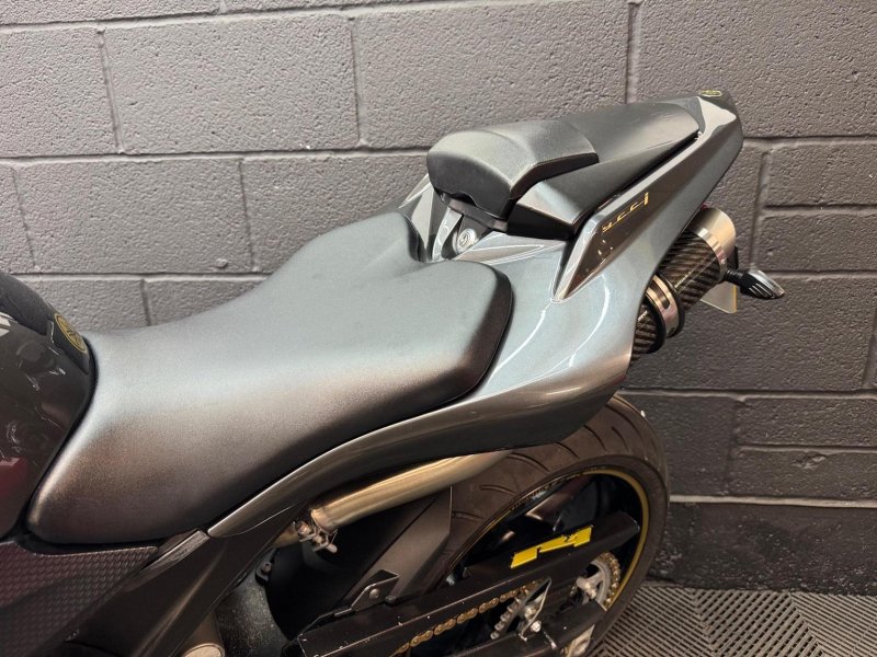 YAMAHA R1