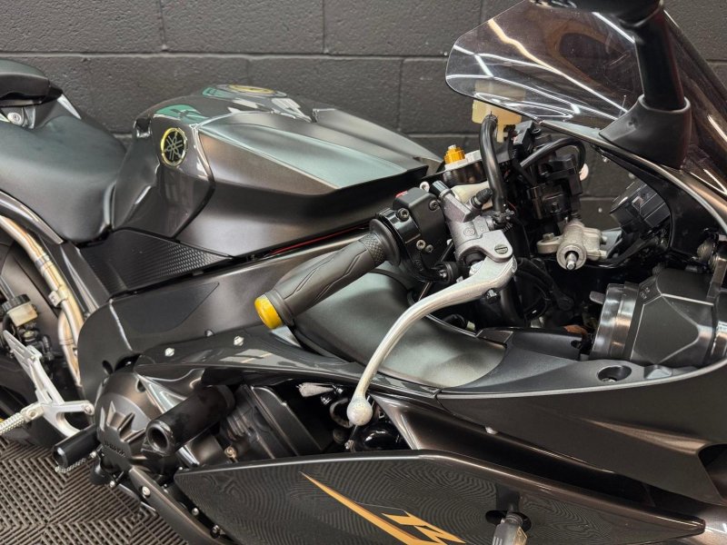 YAMAHA R1