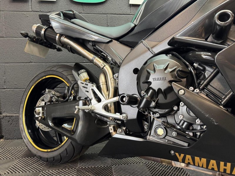 YAMAHA R1