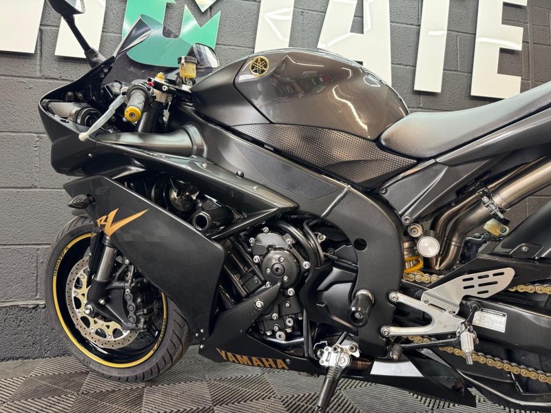 YAMAHA R1