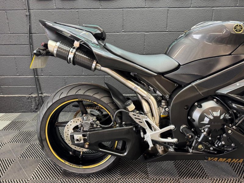 YAMAHA R1