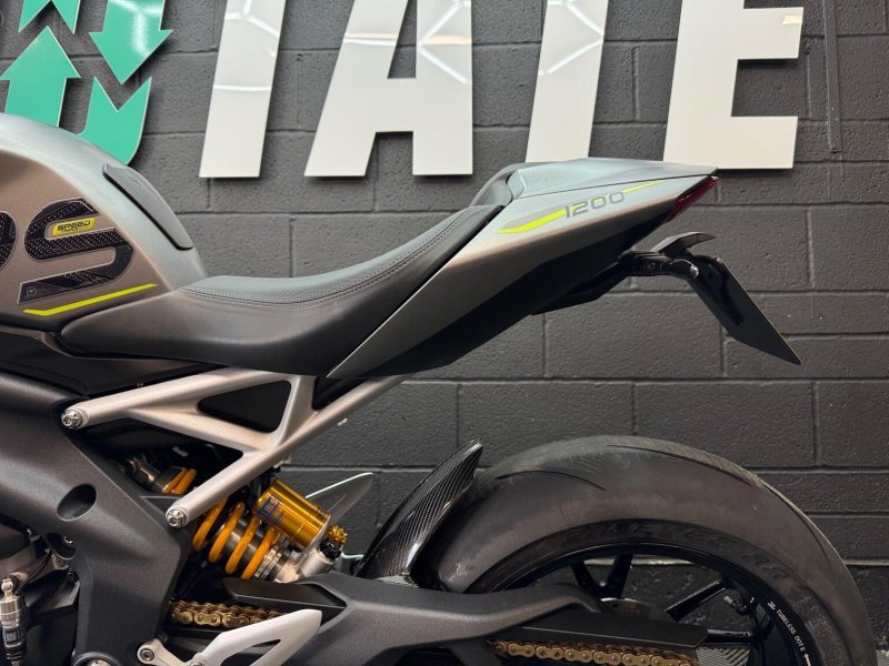 TRIUMPH SPEED TRIPLE 1200