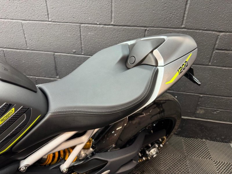 TRIUMPH SPEED TRIPLE 1200