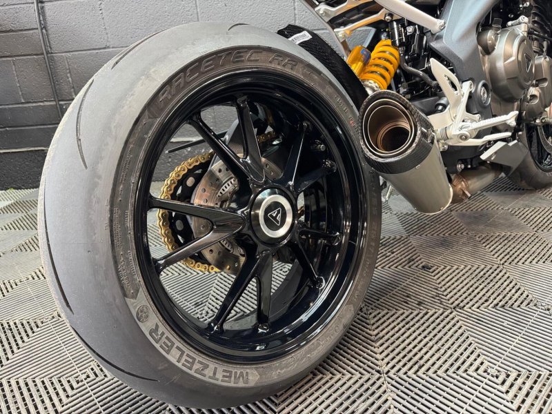 TRIUMPH SPEED TRIPLE 1200