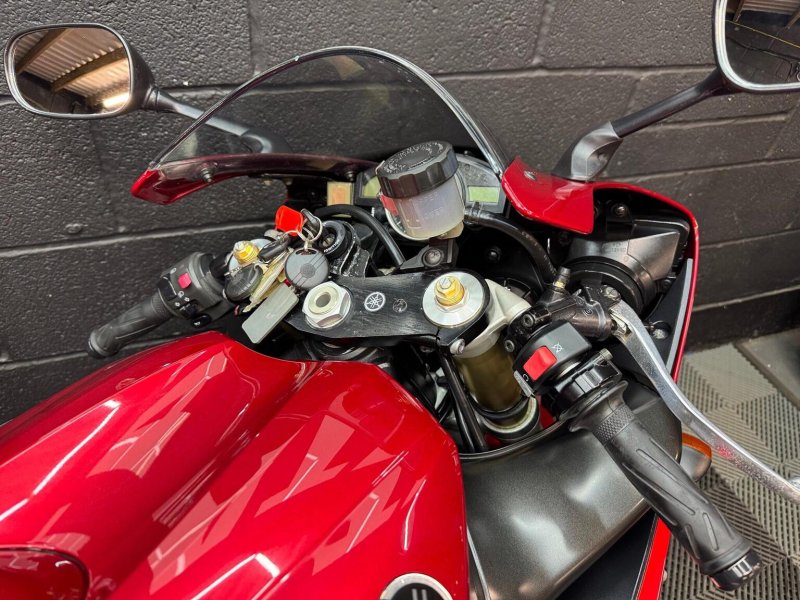 YAMAHA R1