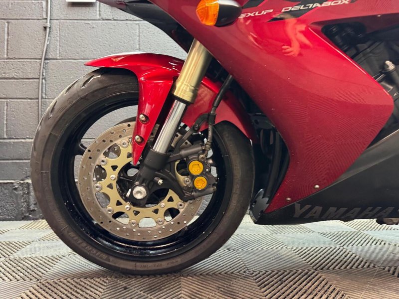 YAMAHA R1