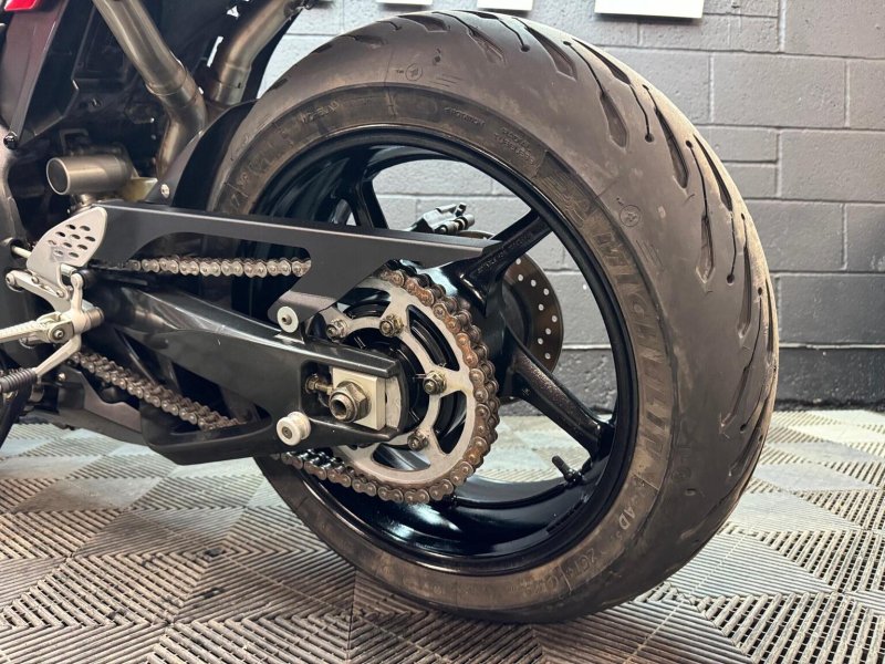 YAMAHA R1
