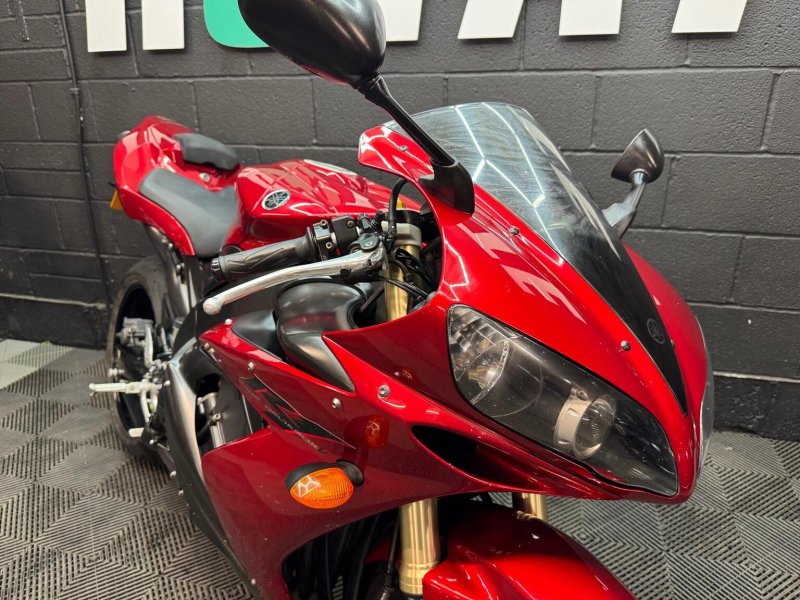 YAMAHA R1