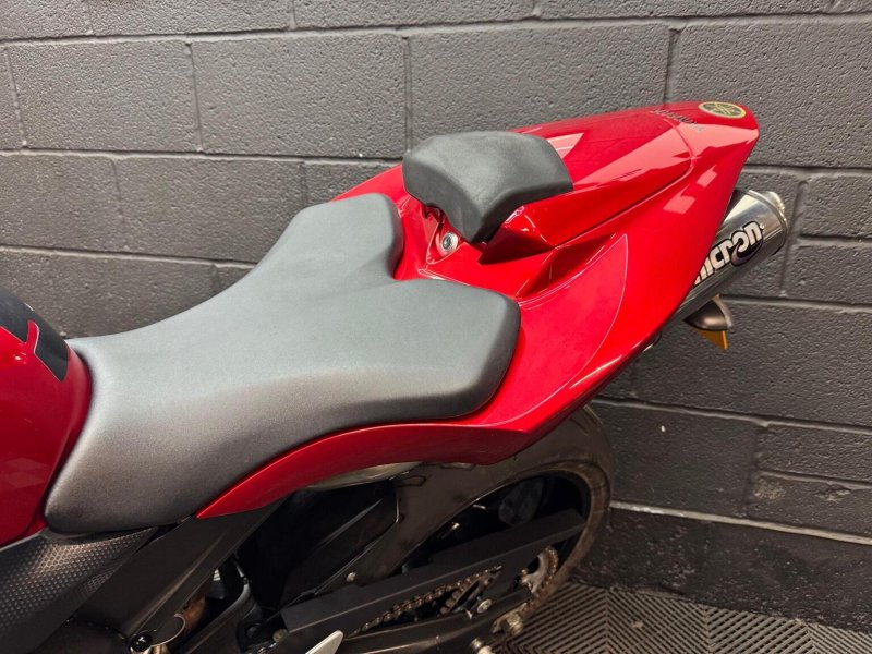 YAMAHA R1