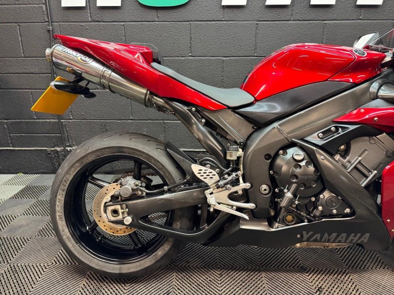 YAMAHA R1