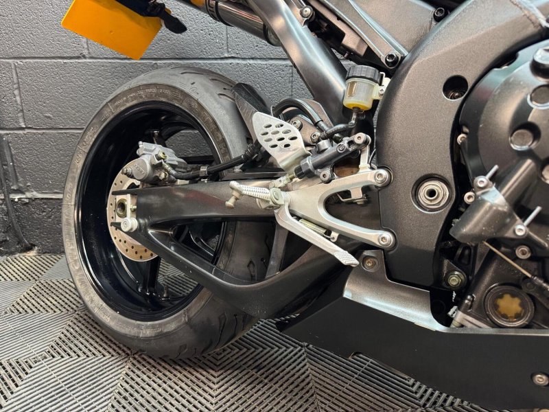 YAMAHA R1