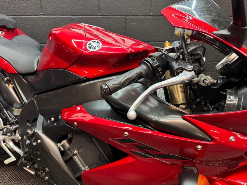 YAMAHA R1