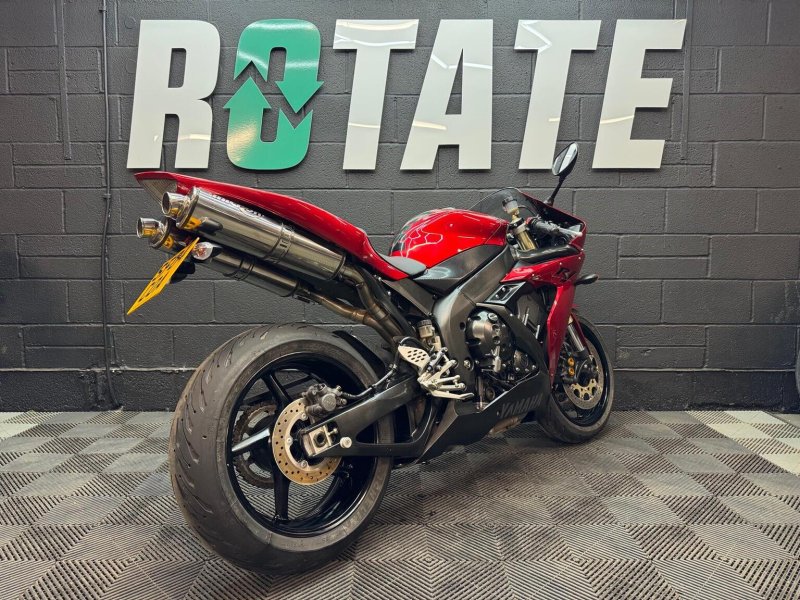 YAMAHA R1