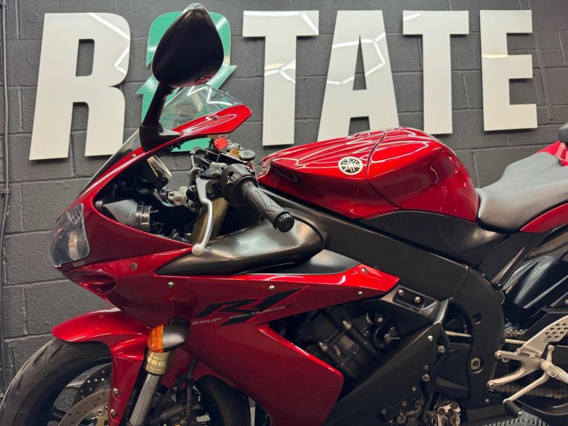 YAMAHA R1