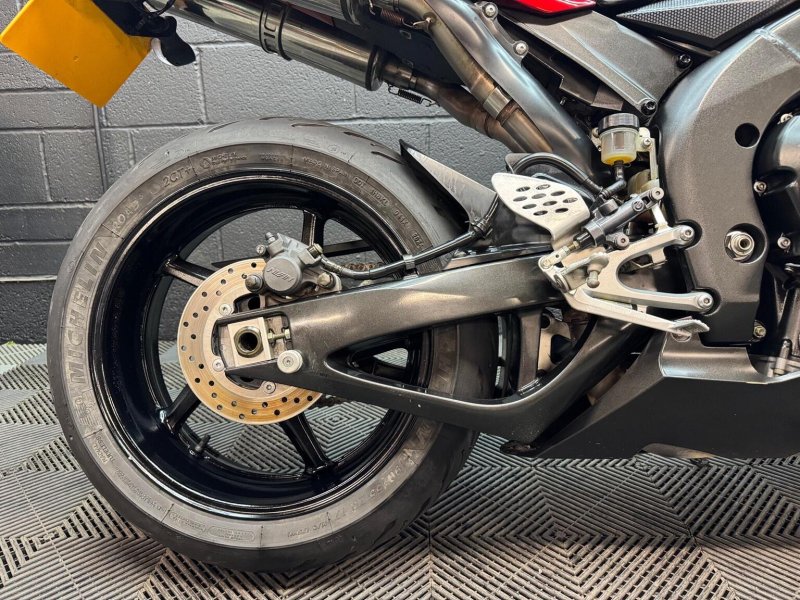 YAMAHA R1